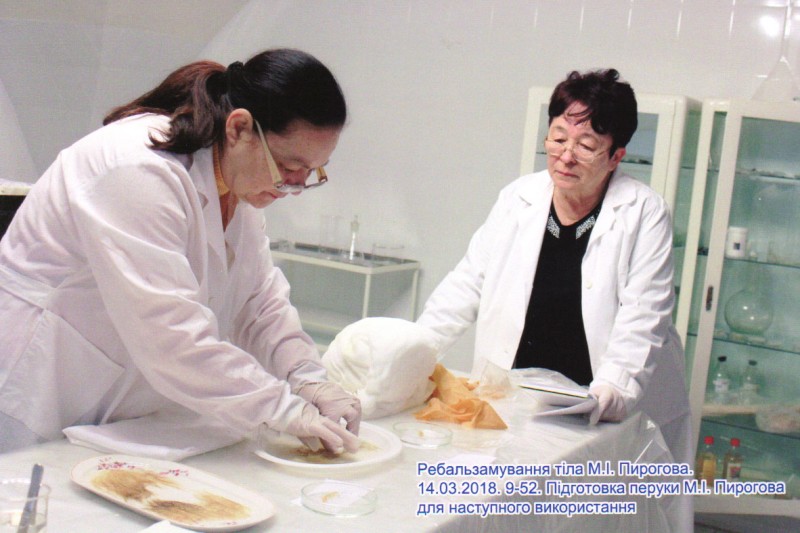 Фотографія. Ребальзамування тіла М.І.Пирогова. 14.03.2018. 9-52. Підготовка перуки М.І.Пирогова для наступного використання.