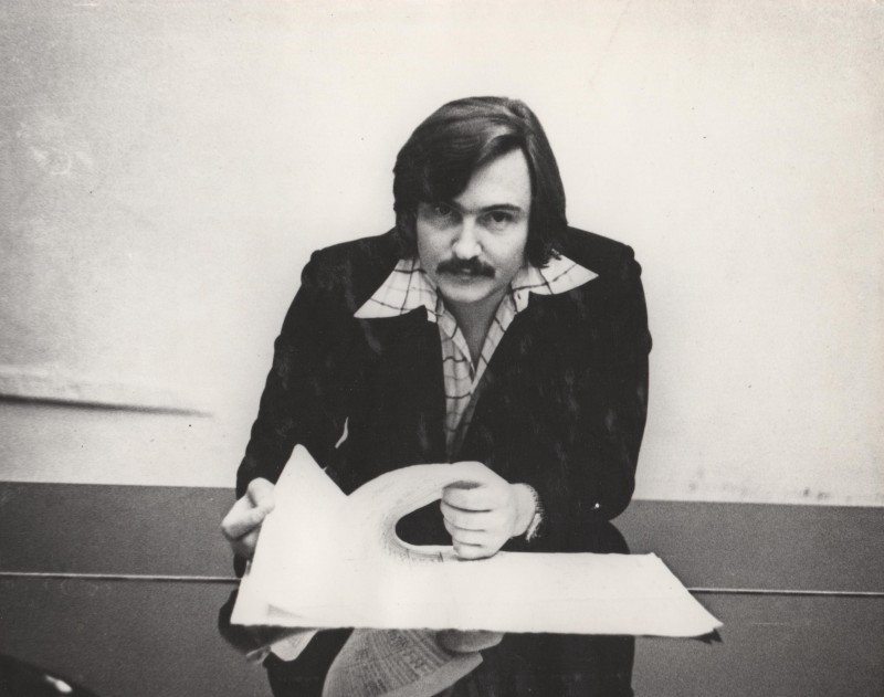 Фотографія. В. Івасюк гортає папери за столом. 1976-1977 роки.