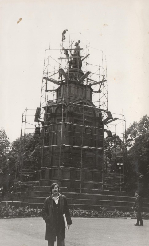 Фотографія. В. Івасюк попереду будівлі, яка реставрується. 1976-1977 роки.