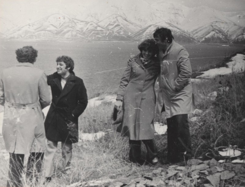 Фотографія. В. Івасюк стоїть з дівчиною, обійнявши її за плечі. 1972-1973 роки.