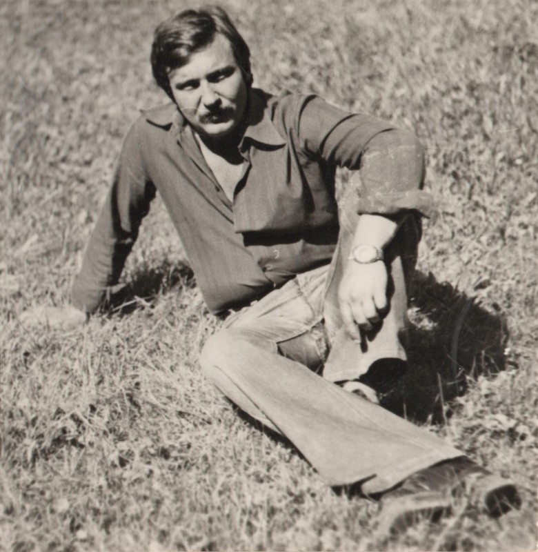 Фотографія. В. Івасюк лежить на траві. 1976-1977 роки.