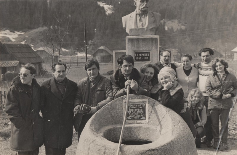 Фотографія. В. Івасюк біля криниці, з якої пив воду Іван Франко під час роботи над повістю «Захар Беркут» у 1882 році, поряд Любомир та Дарина Криси. Село Тухля Львівської обл. 1975 рік.