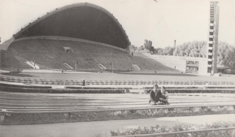 Фотографія. В. Івасюк сидить на лавочці з сестрою Оксаною на Співочому полі у м. Таллінні. 1975-1976 роки.