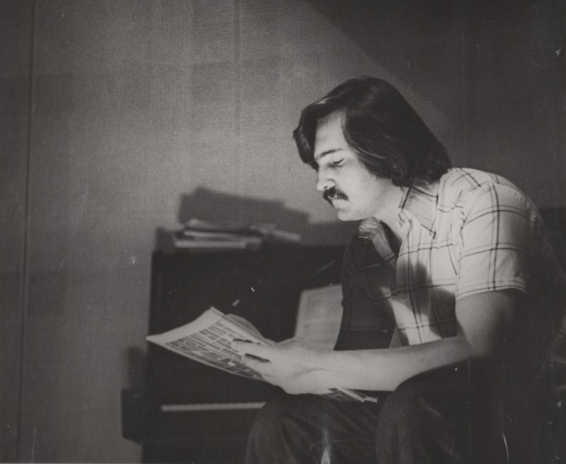 Фотографія. В. Івасюк сидить на стільці з паперами в руках. 1976-1977 роки.