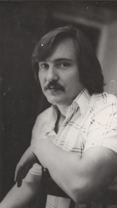 Фотографія. В. Івасюк сперся на спинку стільця. 1976-1977 року.