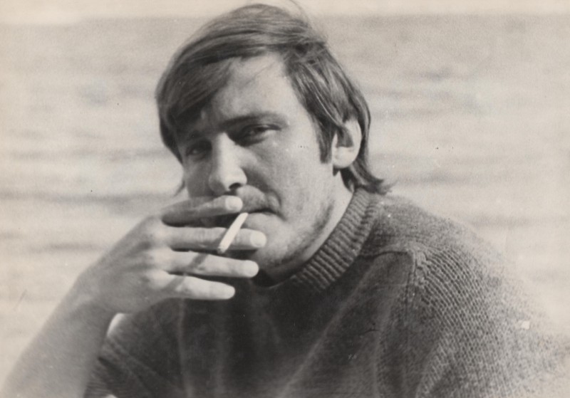 Фотографія. В. Івасюк палить цигарку на морі. 1975-1976 року.