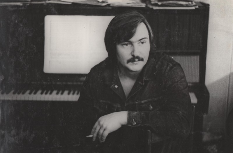 Фотографія. В. Івасюк біля фортепіано з цигаркою в руці. 1976-1977 роки.