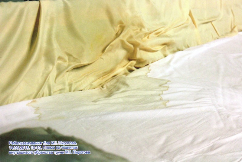 Фотографія. Ребальзамування тіла М.І.Пирогова. 14.03.2018. 10-10. Плями на тканинах внутрішнього убранства труни М.І.Пирогова
