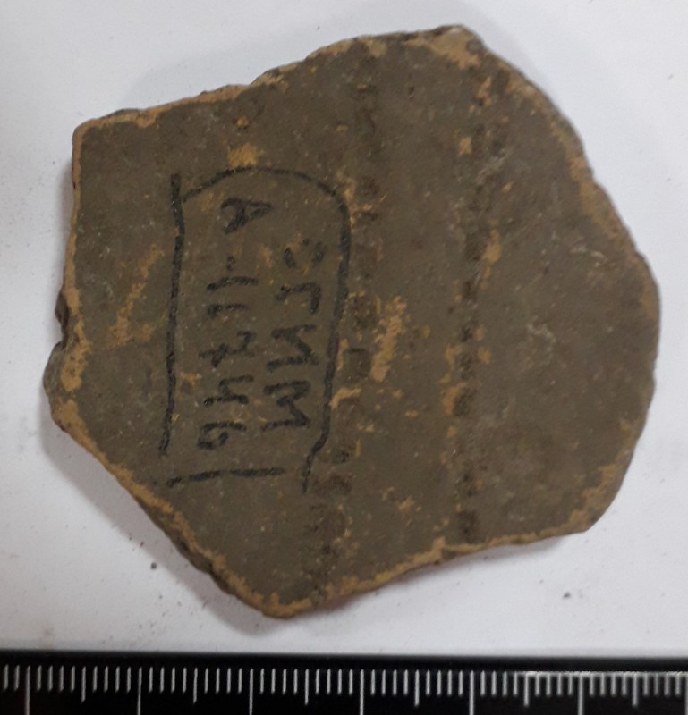 Фрагмент стінки ліпної сіроглиняної посудини.