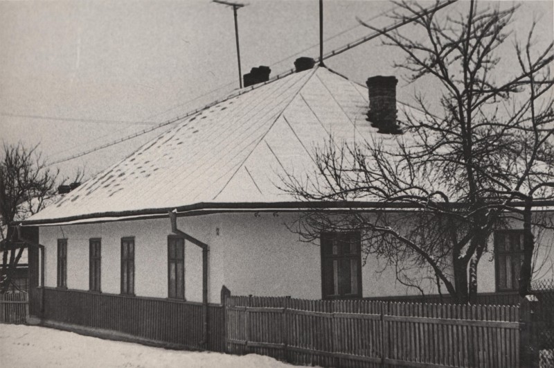 Фотографія. Будинок у Кіцмані, де В. Івасюк провів частину свого дитинства і юності. Липень 1960 року – серпень 1966 року.