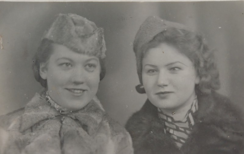 Фото чорно-біле студійне: Валентина Соловей з подругою