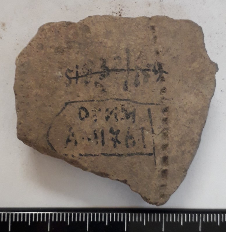 Фрагмент стінки ліпної сіроглиняної посудини, жовтого кольору зовні.