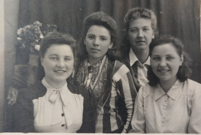 Фото чорно-біле студійне групове: Валентина Соловей з подругами