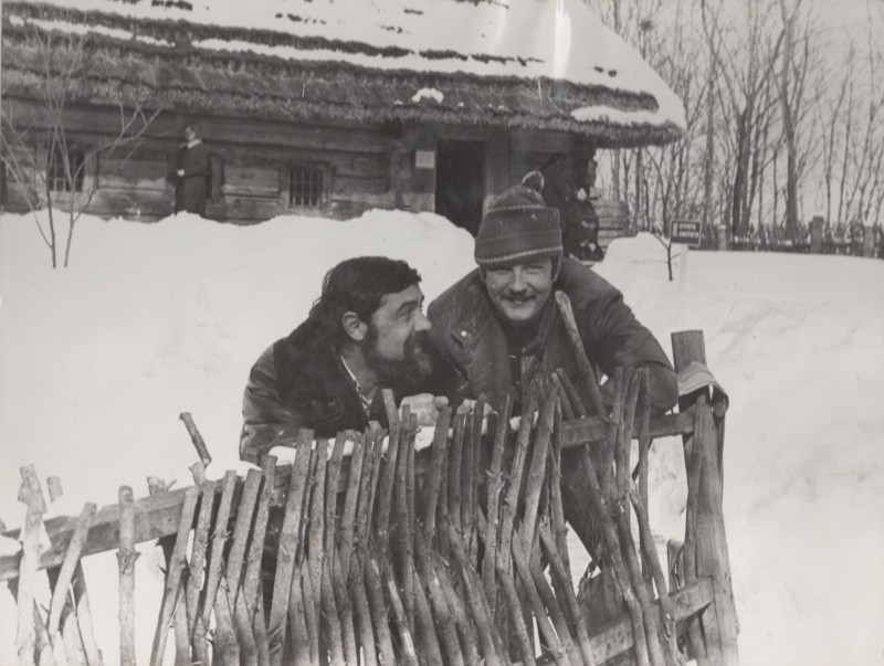 Фотографія. В. Івасюк із оператором ТБ Геннадієм Зубановим. Львів, Шевченківський гай. 1977 рік.