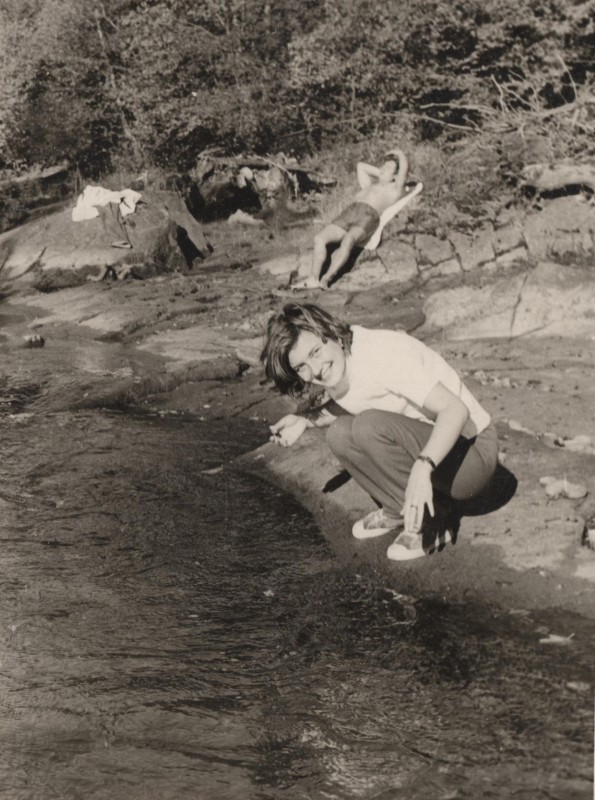 Фотографія. В. Івасюк лежить на рушнику на каменях біля річки, сестра Галя присіла біля води. 1973 рік.