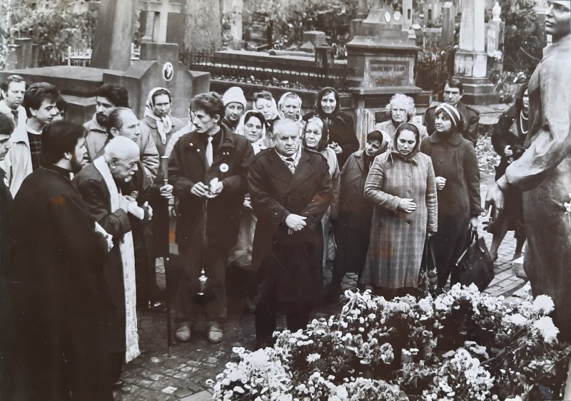 Фотографія. Біля пам’ятника В. Івасюку на Личаківському кладовищі у Львові. 20 жовтня 1990 року.