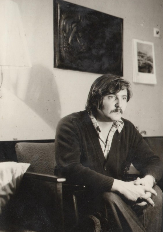 Фотографія. В. Івасюк сидить у кріслі. 1976-1977 роки.