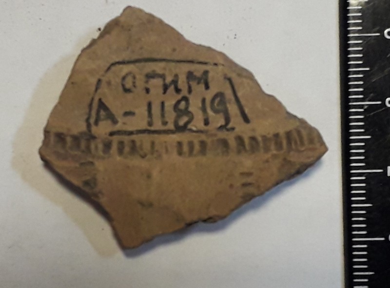 Фрагмент стінки ліпної сіроглиняної посудини, жовтого кольору назовні