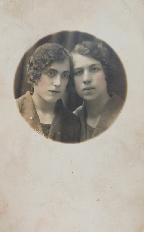 Фото чорно-біле портретне студійне віньєтка: Ганна Соловей з подругою