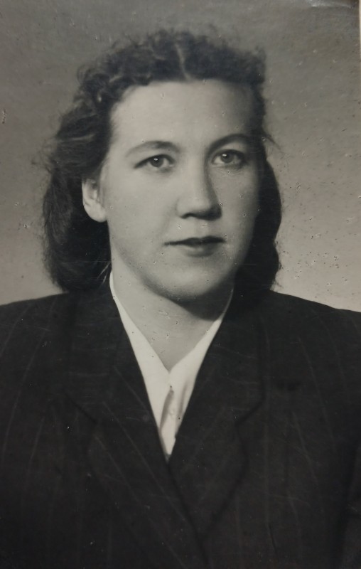 Фото чорно-біле студійне: Валентина Соловей