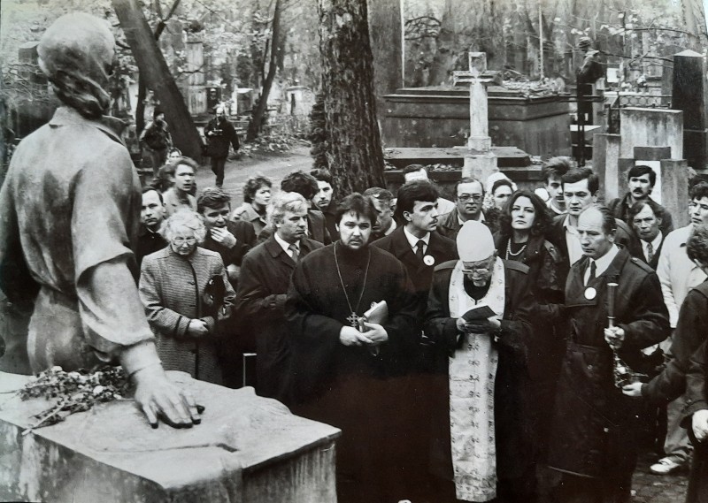 Фотографія. Біля пам’ятника В. Івасюку на Личаківському кладовищі у Львові. 20 жовтня 1990 року.