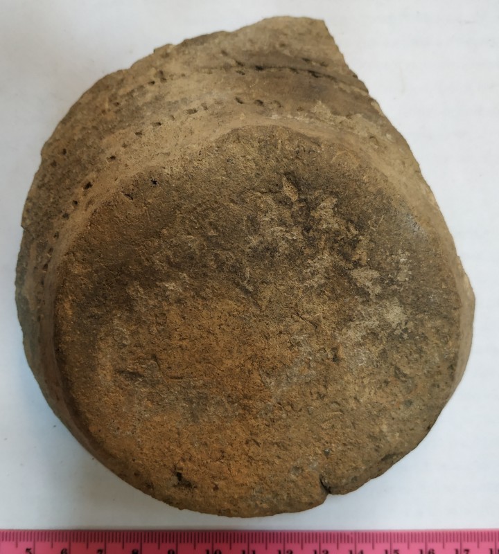 Фрагмент денця та придонної частини ліпної жовтоглиняної посудини