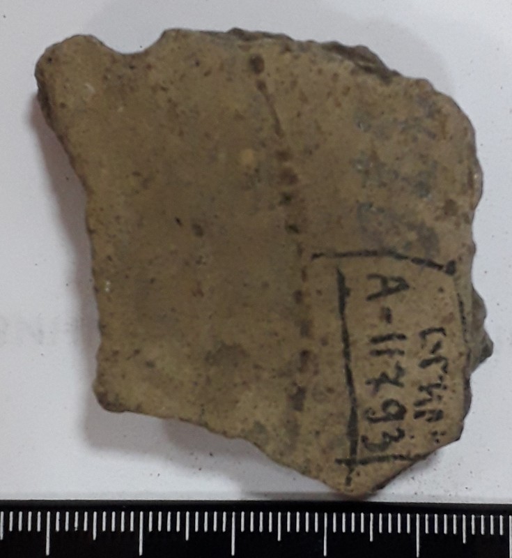 Фрагмент стінки ліпної сіроглиняної посудини, жовтого кольору назовні