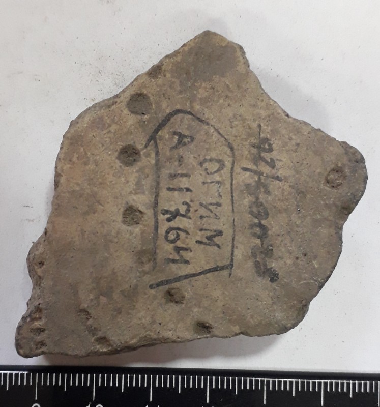 Фрагмент стінки ліпної сіроглиняної посудини, жовтого кольору зовні