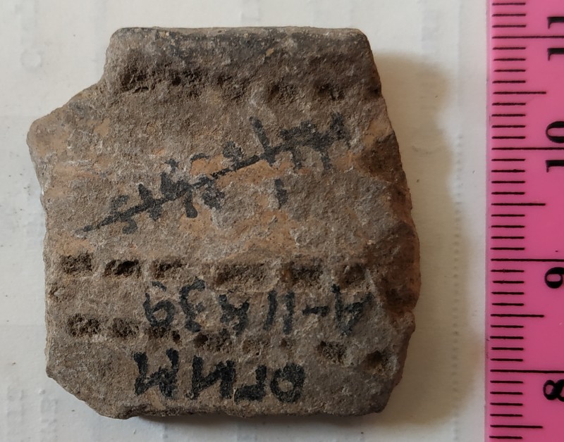 Фрагмент вінця ліпної сіроглиняної посудини, жовтого кольору назовні