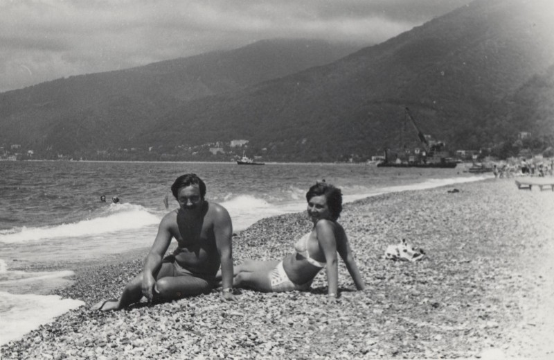 Фотографія. В. Івасюк із сестрою Галею на морі. Гагра. Липень 1976 року.