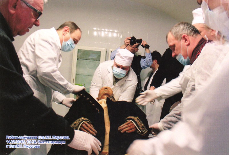 Фотографія. Ребальзамування тіла М.І.Пирогова. 14.03.2018. 10-14. Зняття мундира з тіла М.І.Пирогова