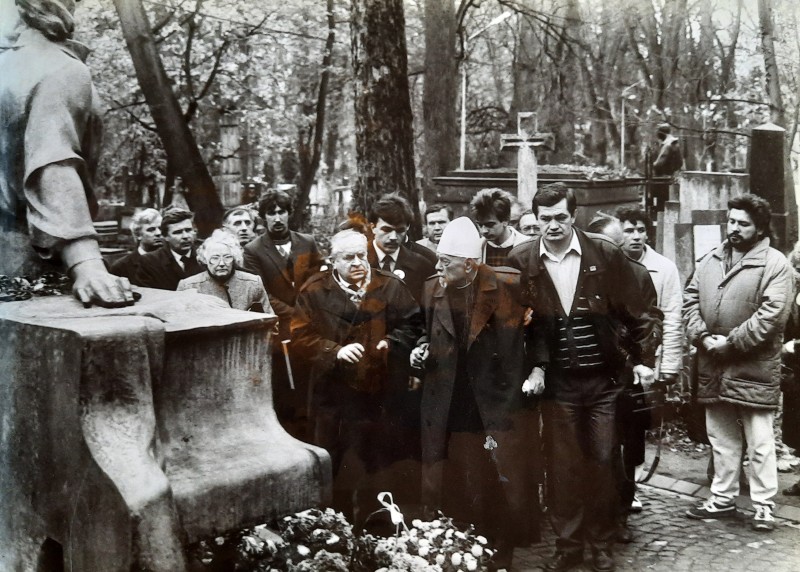 Фотографія. Біля пам’ятника В. Івасюку на Личаківському кладовищі у Львові. 20 жовтня 1990 року.