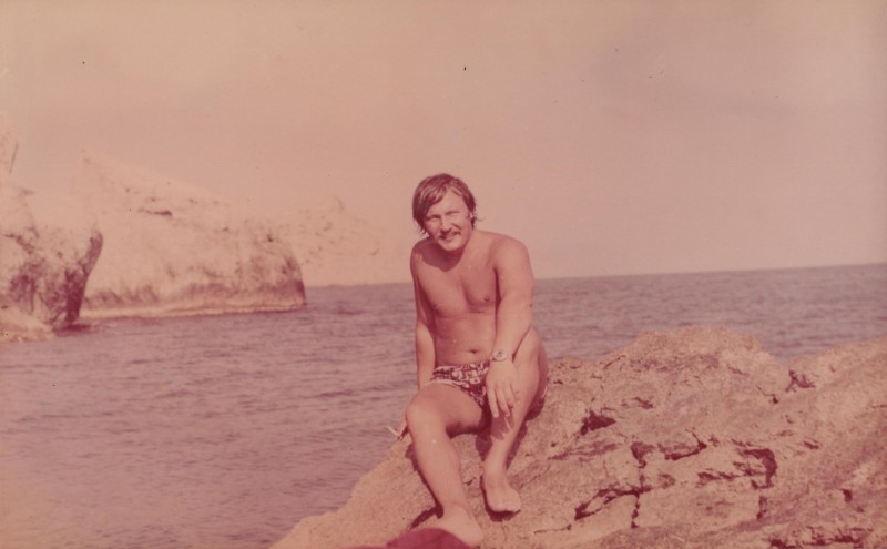 Фотографія. В. Івасюк сидить на скелі тільки у плавках. Крим, Новий Світ (біля Судака). 1976 рік.