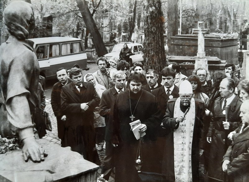 Фотографія. Біля пам’ятника В. Івасюку на Личаківському кладовищі у Львові. 20 жовтня 1990 року.