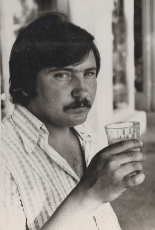 Фотографія. В. Івасюк зі склянкою води в руках. 1976 рік.