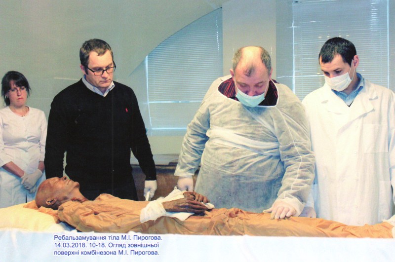 Фотографія. Ребальзамування тіла М.І.Пирогова. 14.03.2018. 10-18. Огляд зовнішньої поверхні комбінезона М.І.Пирогова