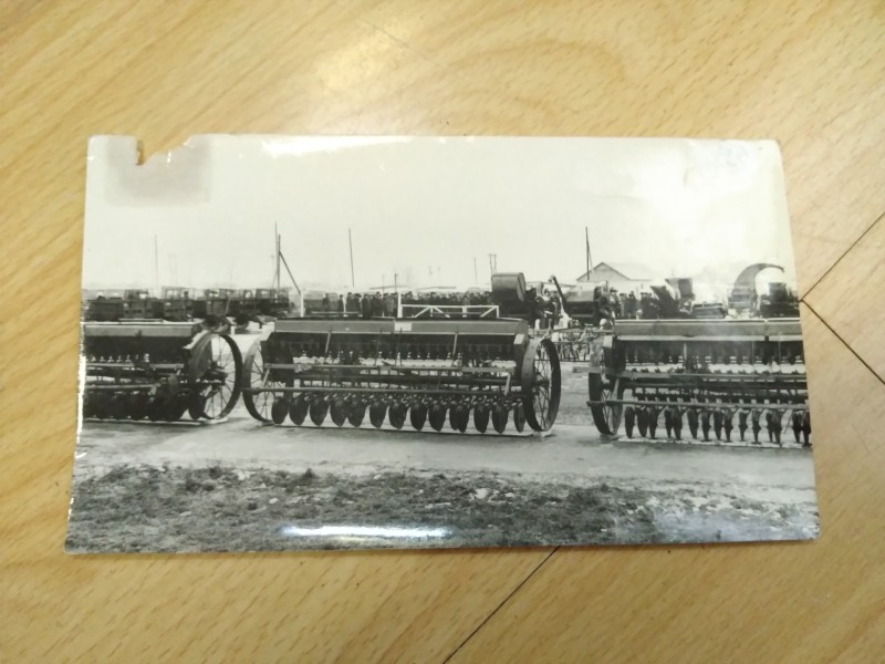 Фотографія "Зернова сівалка в колгоспі села Берестя "Зоря"" 20 ст.