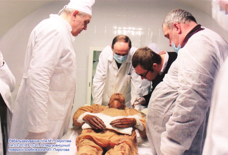 Фотографія. Ребальзамування тіла М.І.Пирогова. 14.03.2018. 10-20. Огляд зовнішньої поверхні комбінезона М.І.Пирогова
