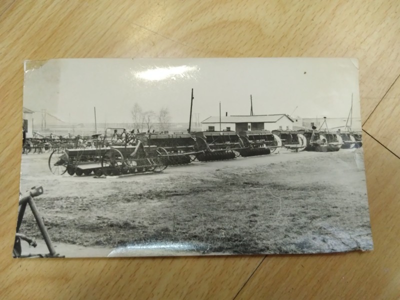 Фотографія "Ряд зернових сівалок у колгоспіи села Берестя". 20 ст.