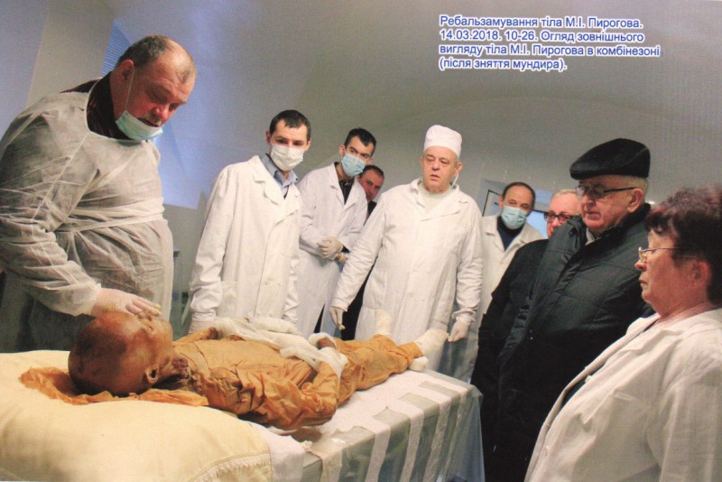Фотографія. Ребальзамування тіла М.І.Пирогова. 14.03.2018. 10-26. Огляд зовнішнього вигляду тіла М.І.Пирогова в комбінезоні (після зняття мундира).