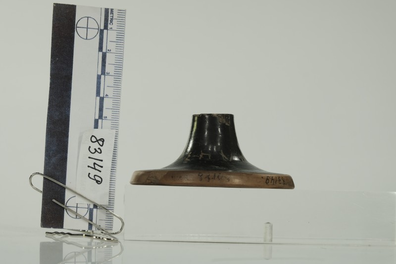 Чорнолакова ніжка кіліка з графіті