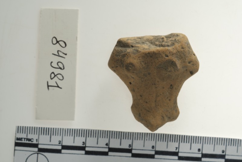 Верхня частина жіночої статуетки