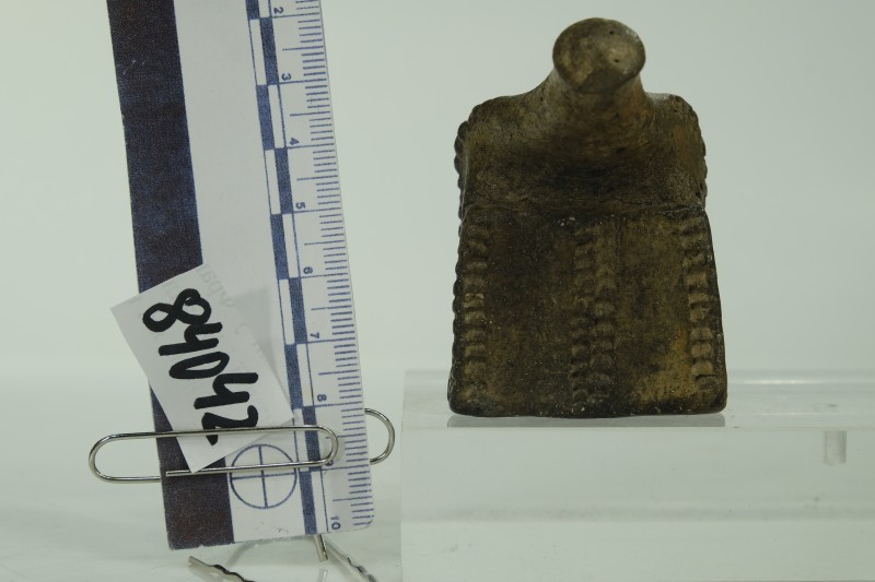 Фігурка жіноча, глиняна, дуже схематизована