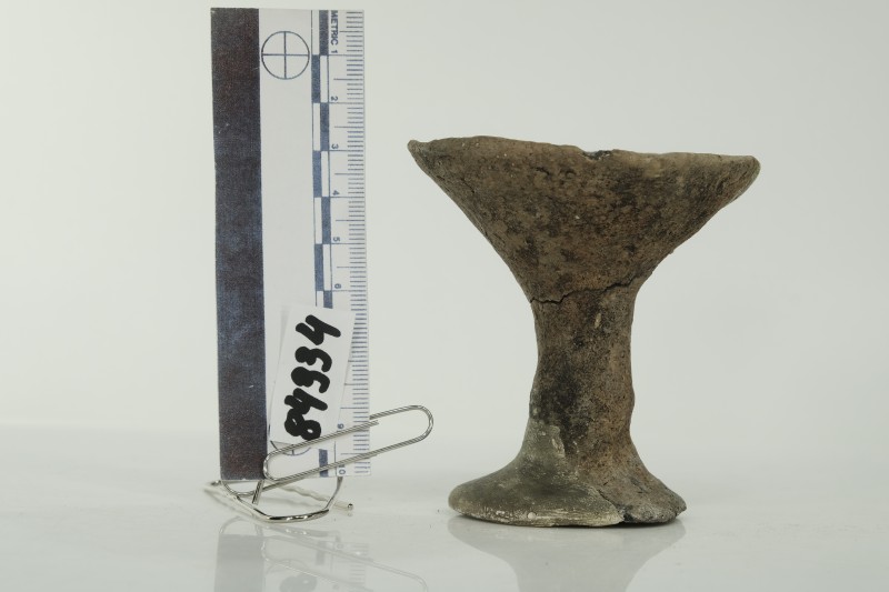 Посудина рюмкоподібної форми, ліпна