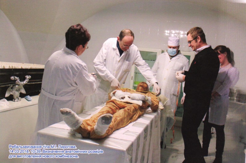 Фотографія. Ребальзамування тіла М.І.Пирогова. 14.03.2018. 10-39. Визначення анатомічних розмірів для виготовлення нового комбінезона.