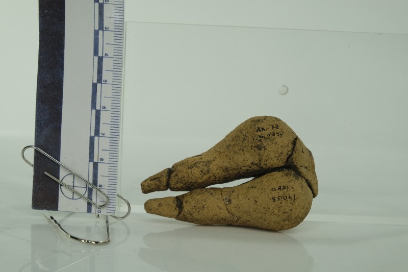 Сидяча жіноча статуетка