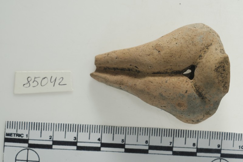 Нижня частина стоячої жіночої фігурки