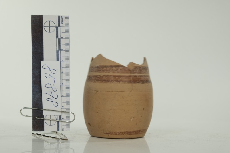 Глечик зі світло-помаранчевої глини на плитковому піддоні