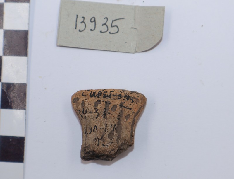 Фрагмент статуэтки женской сероглиняной с бороздками