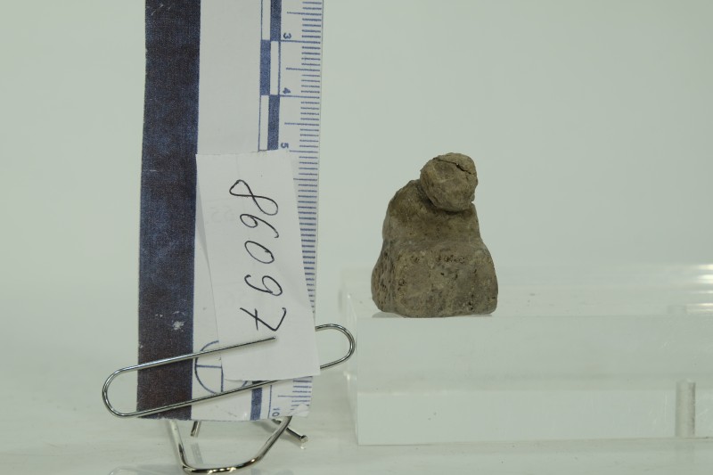 Глиняна жіноча фігурка на кубоподібному постаменті